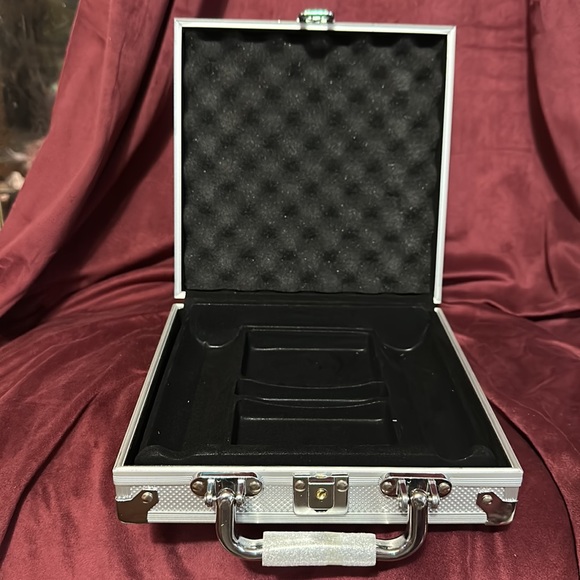 set comes with different colored chips-plus “dealer chip-2 decks of cards-dice - Picture 3 of 4